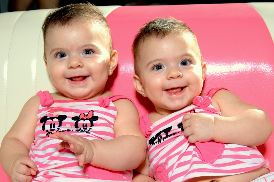 Zwillingsratgeber baby-507335_960_720 Zwillingszimmer einrichten – mehr als 10 praktische Ideen 