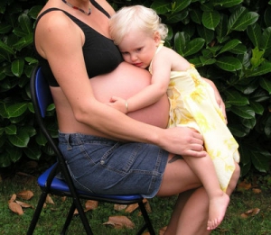 Zwillingsratgeber schwanger-mit-zwillingen-300x261 Im Interview: Stillberaterin zum Thema Stillen von Zwillingen 