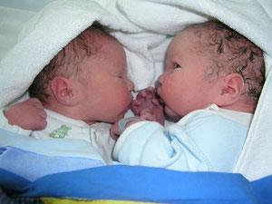 Zwillingsratgeber zwillinge-neugeboren Im Interview: Stillberaterin zum Thema Stillen von Zwillingen 