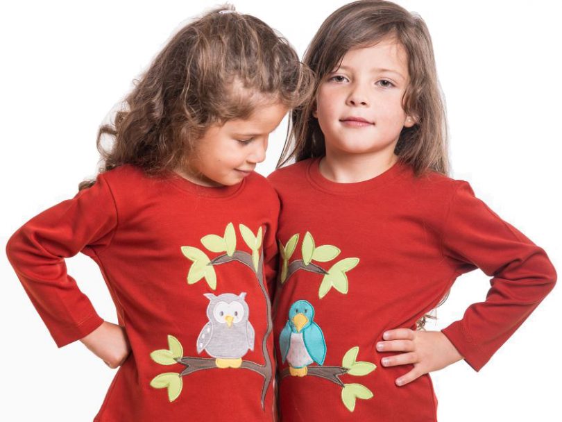 Zwillingsratgeber zwillinge-shirts-zwillingsbaum-rot-810x608 Zwillingsmode: so ähnlich und doch ganz individuell 