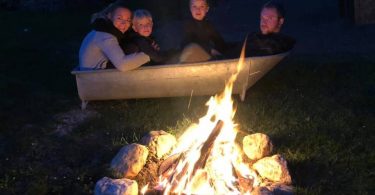 familie am feuer