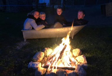 familie am feuer