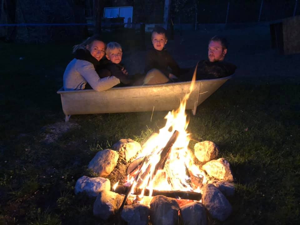 familie am feuer