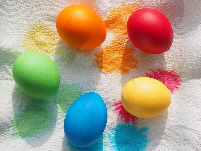 Zwillingsratgeber osterbrauch-ostereier-faerben Osterbräuche für Familien: Warum färben wir an Ostern Eier?  